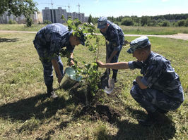 Курсанты Академии ФСИН России посадили 30 деревьев в честь 30-летия поисковых отрядов