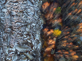«Противостояние льда и пламени...» называется работа рязанского фотографа Олега Буцкий, которая отмечена изданием Клуб National Geographic Россия 