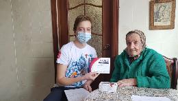 Рязанские волонтеры подарили телефон ветерану ВОВ