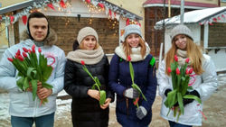 Волонтеры поздравили рязанок с Международным женским днем