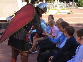 Рязанские школьники слушали урок в доспехах рыцаря