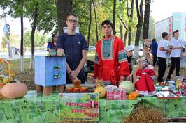 На конкурсе «Юннат-2018» гости вкушали фрукты и овощи в средневековом замке