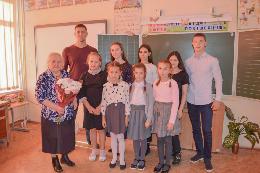 Рязанские молодогвардейцы поздравили учителей с профессиональным праздником