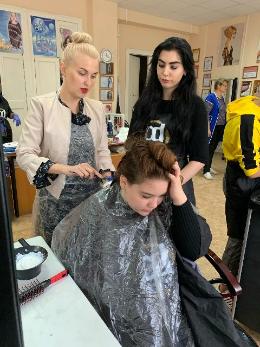 Студенты-парикмахеры Кораблинского техникума научились управлять цветом