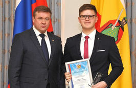 Губернатор наградил молодых ученых региона