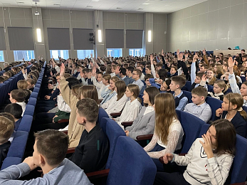 Школы Рязанской области начали учебную неделю с беседы про «Движение Первых» 